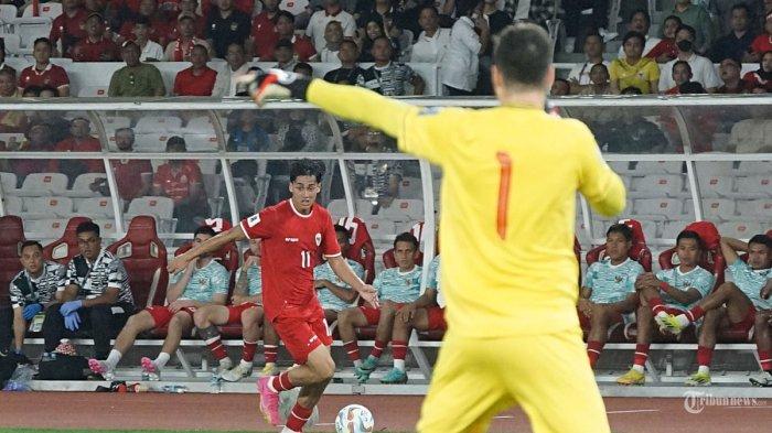 Pemain Timnas Indonesia Rafael Struick membawa bola saat melawan Vietnam pada babak kualifikasi piala dunia 2026 di Stadion Utama Gelora Bung Karno, Jakarta Selatan, Kamis (21/3/2024).