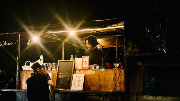 Rangga Wira (30 tahun) penjual kopi Barscoot Coffee di pelataran Stadion Haji Agus Salim, Padang, Sumatra Barat.