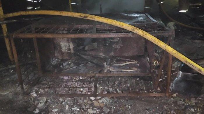 Rangka sepeda yang terbakar di lahan dekat gudang sepeda di Kapuk Muara, Penjaringan, Jakarta Utara, Kamis (12/10/2023).