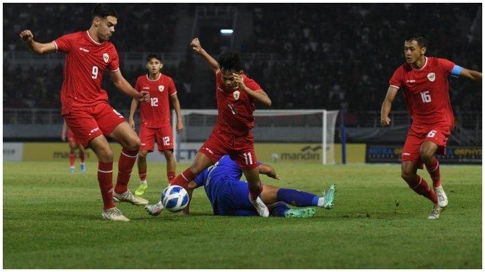 Pemain Timnas Indonesia, Jens Raven dan M Risky Afrisal, berebut bola dengan pemain Thailand di Final Piala AFF U19 2024, Senin (29/7/2024) di Gelora Bung Tomo, Surabaya, Jawa Timur.