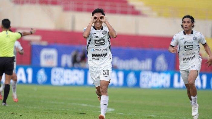 Rayhan Hannan berselebrasi usai mencetak gol ketiga Persija Jakarta dalam laga kontra Barito Putera dalam lanjutan pekan ke-18 Liga 1 2024/24, di Stadion Sultan Agung, Bantul, Yogyakarta, Jumat (10/1/2025)