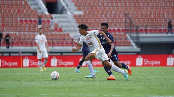 Pemain muda Persija Jakarta, Muhammad Rayhan Hannan berusaha menggiring bola melewati pemain Arema FC di Liga 1.