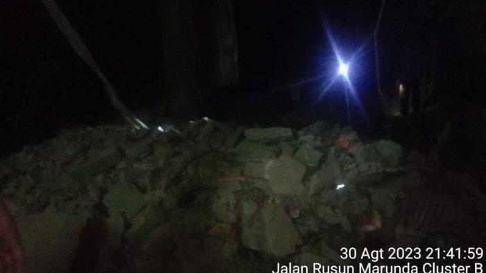 Reruntuhan plang nama blok berbahan beton yang jatuh dari atap Rusunawa Marunda, Cilincing, Jakarta Utara.
