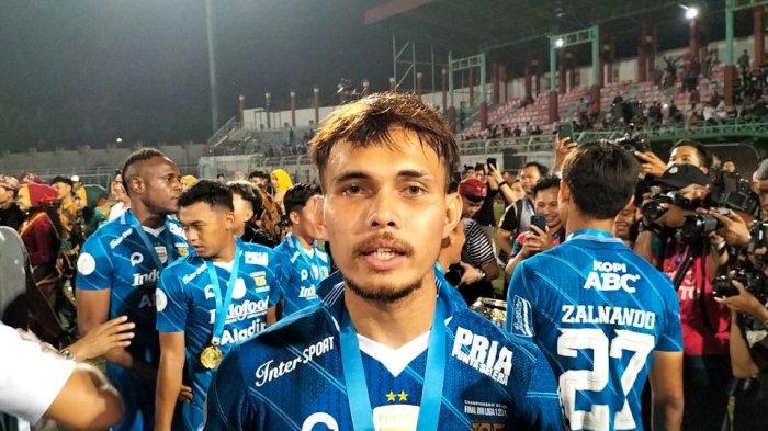 Bek kiri Rezaldi Hehanussa mengangkat piala juara Liga 1 2023/2024 bersama Persib Bandung.