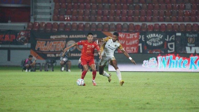 Bek Persija Jakarta Ilham Rio Fahmi dikawal penyerang Dewa United Alex Martins di kompetisi Liga 1.