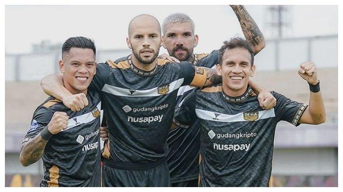 Selebrasi pemain Dewa United setelah mencetak gol di Liga 1 pekan ke-24 di Stadion Indomilk Arena, Selasa (6/2/2024).