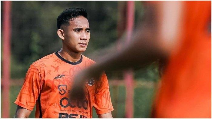 Pemain Timnas Indonesia Rizky Ridho sedang berlatih bersama Persija Jakarta dalam musim pertandingan Liga 1 2023/2024.