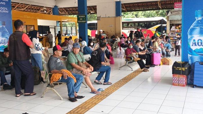 Ruang tunggu keberangkatan bus AKAP di Terminal Kampung Rambutan, Ciracas, Jakarta Timur, Jumat (12/4/2024).