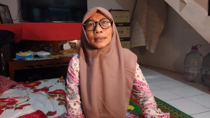 Rubiati (52) memberi keterangan tentang kondisi anaknya pelajar SMK yang jadi korban penyiraman air keras, di kediaman, Pulogadung, Jakarta Timur, Jumat (11/8/2023).