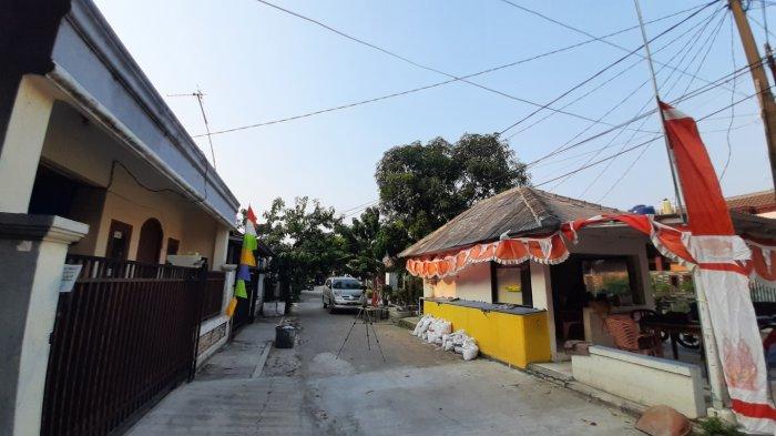 Rumah DE berada di dekat pos satpam Perumahan Pesona Anggrek Harapan, Kota Bekasi.