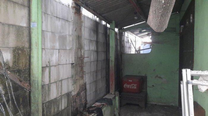 Kondisi rumah Ngadenin yang terkurung bangunan Hotel di Jatiwaringin, Kecamatan Pondok Gede, Kota Bekasi.