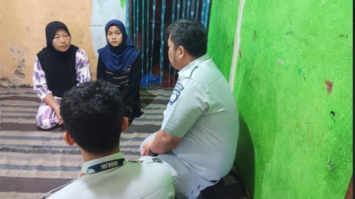 Rumah duka Mahesya Putra, siswa SMK Lingga Kencana yang menjadi korban kecelakaan maut di Jalan Subang, Ciater. Foto ibunda Mahesya, Rosdiana dan adik korban.