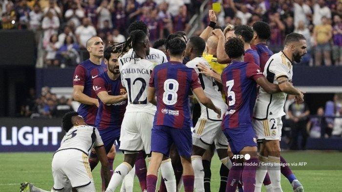 Perkelahian pemain setelah Frenkie de Jong #21 dari FC Barcelona mendapat kartu kuning pada paruh pertama pertandingan persahabatan pramusim melawan Real Madrid di Stadion AT&T pada 29 Juli 2023 di Arlington, Texas.