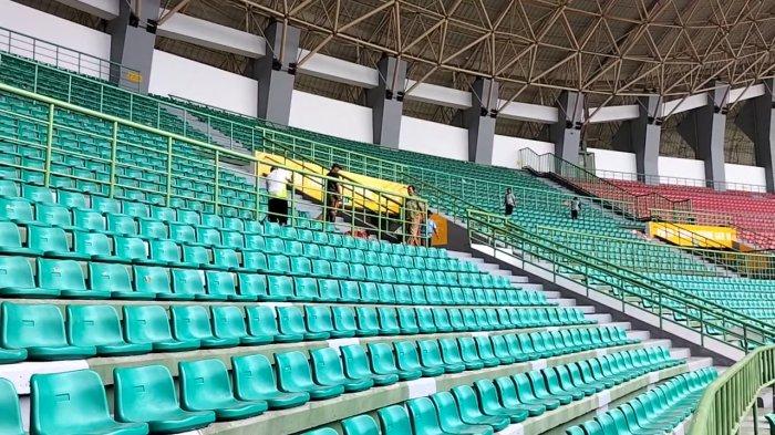 STADION PASCALAGA PANAS - Stadion Patriot Candrabhaga Kota Bekasi pasca-laga Persija vs Persib dilakukan pengecekan oleh petugas UPTD Gedung Olahraga Kota Bekasi pada Senin (17/2/2025).