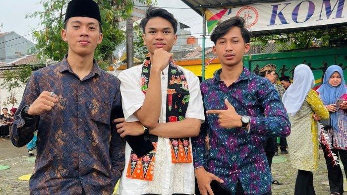 Sahdan Arya Maulana (tengah) mahasiswa Program Studi Teknik Industri Fakultas Teknik Universitas Muhammadiyah Jakarta berhasil memenangkan suara dalam pemilihan RT di Rawa Badak, Koja, Jakarta Utara