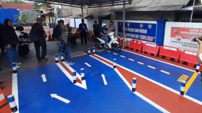 Satpas SIM Polres Metro Bekasi Kota di Jalan Veteran, Bekasi Selatan mulai menerapkan rute baru berbentuk S dalam ujian praktik sepeda motor, Senin (7/8/2023).