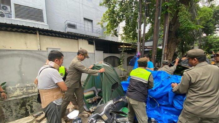 Satpol PP membongkar tenda pengungsi yang ditempati warga negara asing (WNA) di depan Komisariat Tinggi Perserikatan Bangsa-Bangsa Urusan Pengungsi atau United Nations High Commissioner for Refugees (UNHCR) di kawasan Kuningan, Setiabudi, Jakarta Selatan, Selasa (2/7/2024).