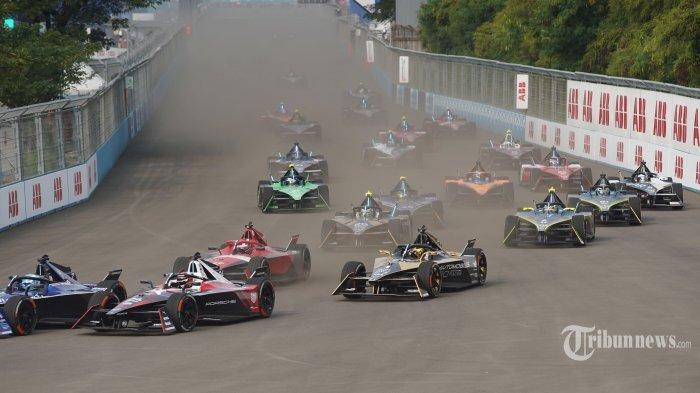 Sejumlah pembalap memacu kecepatan saat balapan Formula E Jakarta 2023 seri ke-11 di Jakarta International E-Prix Circuit (JIEC), Sabtu (3/6/2023). Pembalap Tag Heuer Porsche Pascal Wehrlein menjadi pemenang usai menyelesaikan balapan dengan catatan waktu 42 menit 21,995 detik.