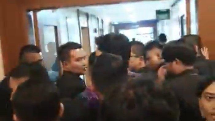 Sejumlah pengawal Pj Gubernur DKI Heru Budi membentuk barikade untuk menghalangi awak media mewawancarai Heru Budi di Gedung Blok G Kompleks Balai Kota Jakarta, Senin (10/7/2023).