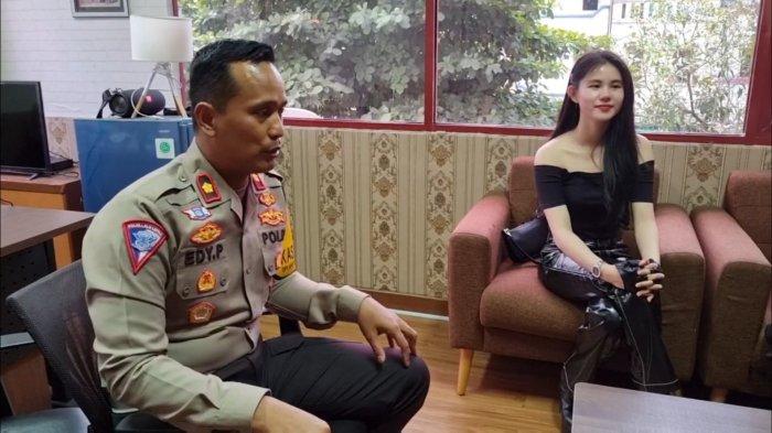 Selebgram Zoe Levana mendatangi Satlantas Wilayah Jakarta Utara untuk memberikan klarifikasi soal video viralnya terjebak di jalur busway.