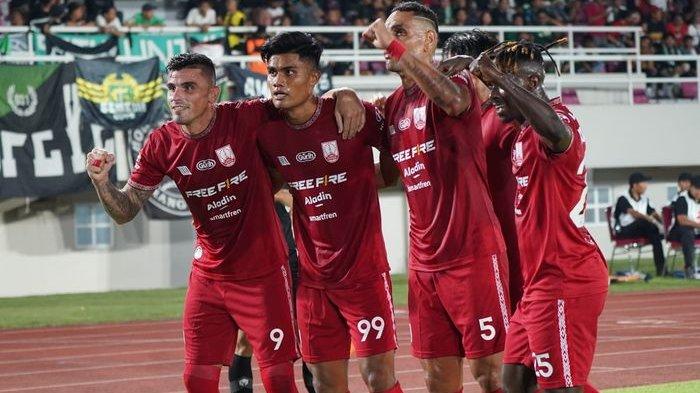 Selebrasi Pemain Persis Solo, Ramadhan Sananta bersama Fernando Rodriguez, Jaimerson Xavier dan Moussa Sidibe saat lawan Persebaya Surabaya di Stadion Manahan, Solo, pada Sabtu (24/6/2023).