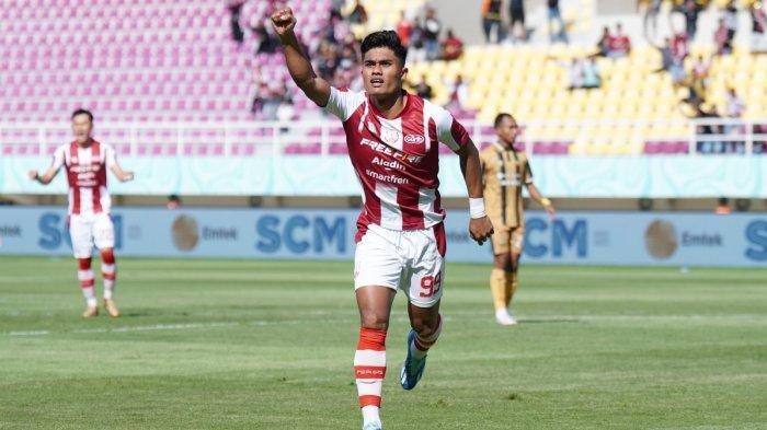 Selebrasi Penyerang Persis Solo, Ramadhan Sananta setelah mencetak gol ke gawang Dewa United pada pekan ke-23 Liga 1, di Stadion Manahan Solo, Minggu (17/12/2023).