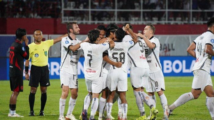 Selebrasi kemenangan pemain Persija Jakarta di kompetisi Liga 1.