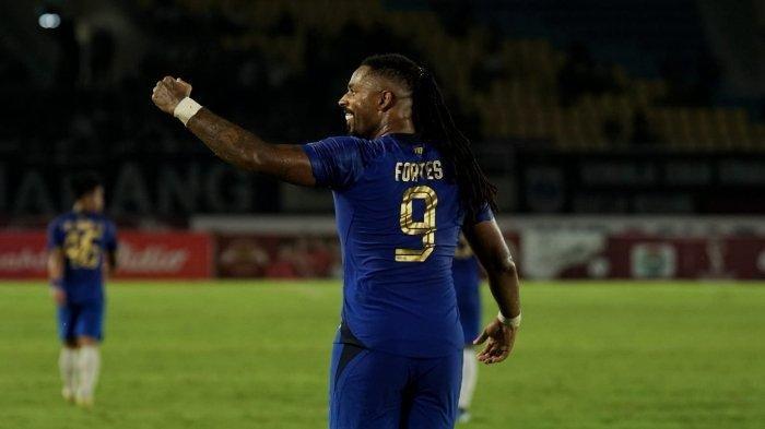 Selebrasi striker PSIS Semarang, Carlos Fortes setelah mencetak gol kelima ke gawang Persita Tangerang dalam ajang Piala Presiden 2022 penyisihan grup A di Stadion Manahan, Solo, Jawa Tengah, Senin (11/6/2022) malam.