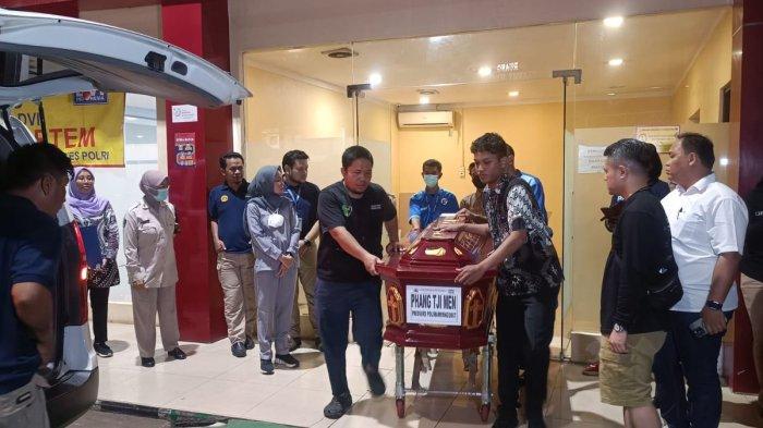 Seluruh jenazah korban kebakaran toko bingkai Saudara Frame di Mampang, Jakarta Selatan, Kamis (18/4/2024), telah dipulangkan ke keluarga masing-masing, Jumat (19/4/2024) malam.