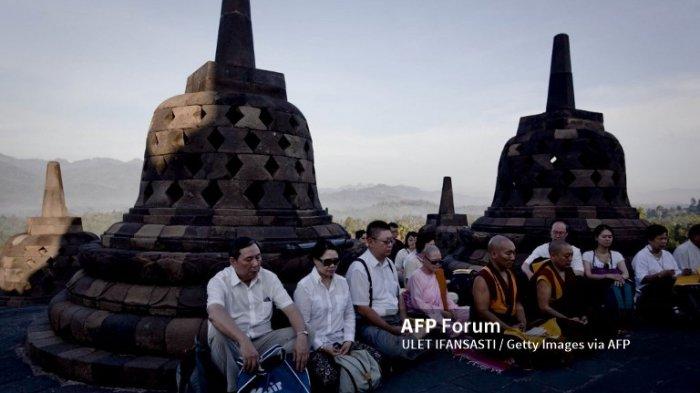 Seorang biksu Buddha berdoa di Candi Borobudur