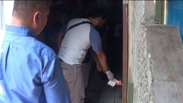 Tempat kejadian perkara (TKP) seorang kakak, Firmansyah (36), melakukan pembunuhan terhadap adik, Dewi Prastika (25), di Kampung Pilar, RT 01 RW 01, Desa Cikarang Kota, Kecamatan Cikarang Utara, Kabupaten Bekasi. Kamis (19/10/2023).