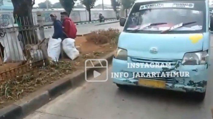 Seorang sopir angkot tampak marah-marah maksa dibukakan jalur Transjakarta di Jalan Bekasi Timur Raya, Jatinegara, Jakarta Timur, pada Selasa (15/8/2023) pagi. Sopir angkot yang mengenakan sweeter hitam tersebut terlihat berteriak kepada petugas.