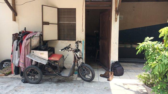 Sepeda motor modifikasi roda tiga yang digunakan Ivan Rivani saat bekerja menjadi loper koran dan menawarkan jasa les gitar, Pulogadung, Jakarta Timur, Rabu (18/10/2023).