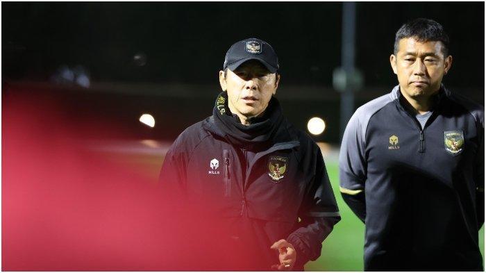 Potret Shin Tae-yong dalam sesi latihan skuad Timnas Indonesia menjelang Piala Asia 2024 di lapangan Al Egla 2, Doha, Qatar Piala Asia 2024 Qatar, Minggu (7/1/2024).