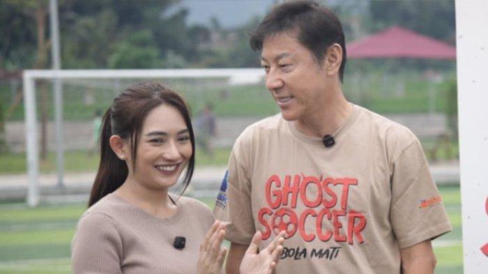 Syuting film Ghost Soccer Bola Mati yang melibatkan Shin Tae-yong dan Berliana Lovell berlangsung di lapangan mini soccer yang ada di Subang, Jawa Barat, Minggu (19/1/2025).