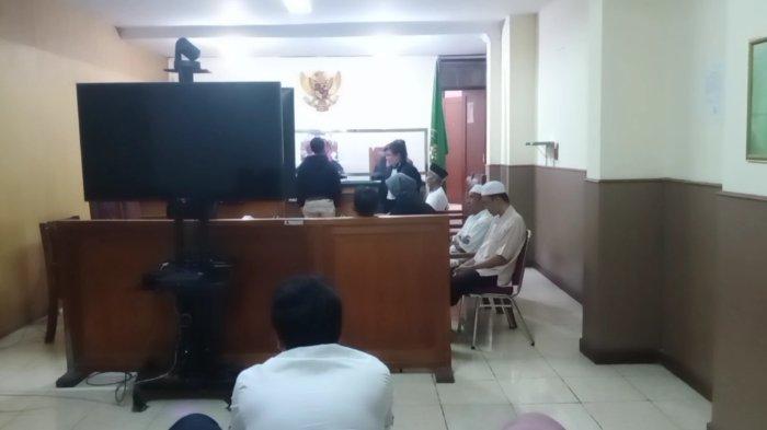 Wowon Erawan alias Aki dan kawan-kawan, terdakwa kasus pembunuhan berencana dan berantai atau serial killer di Bekasi dan Cianjur Jawa Barat, menghadiri sidang di Pengadilan Negeri Bekasi, Jalan Veteran, Kota Bekasi, Selasa (18/7/2023).