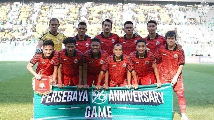 Skuad Persija Jakarta saat mengikuti Persebaya Anniversary 2023 di Stadion Gelora Bung Tomo, Surabaya, Minggu (18/6/2023).