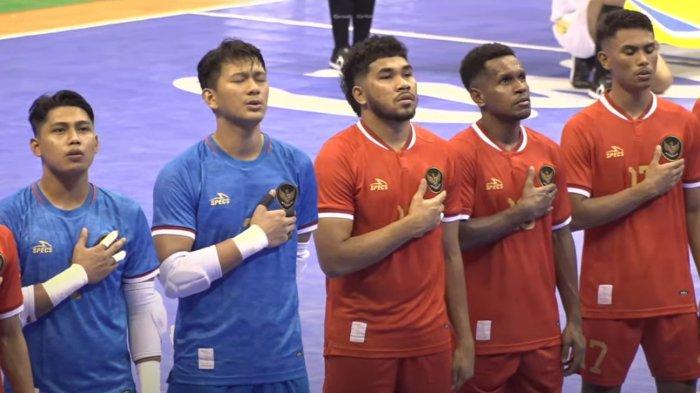 Skuad Timnas Futsal Indonesia menyanyikan Indonesia Raya,