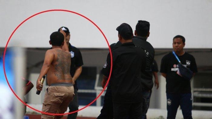 Sosok pria dengan punggung penuh tato diduga suporter PSS Sleman terekam kamera merangsek masuk ke lapangan dan menuding ofisial PSIS Semarang.