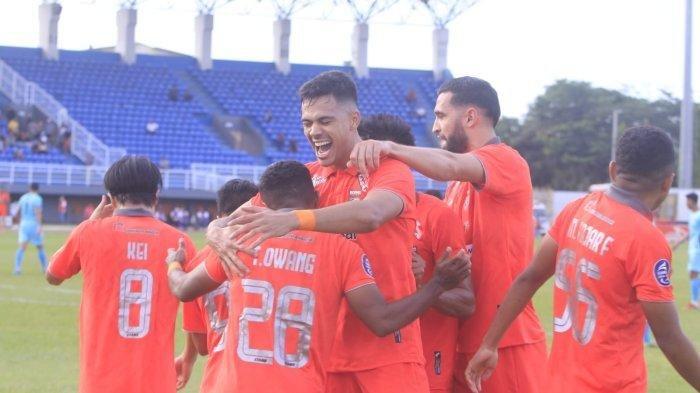 SELEBRASI GOL- Striker Borneo FC, Matheus Pato selebrasi bersama Terens Puhiri, Kei Hirose, Javlon Guseynov,M Fajar Fathurahman