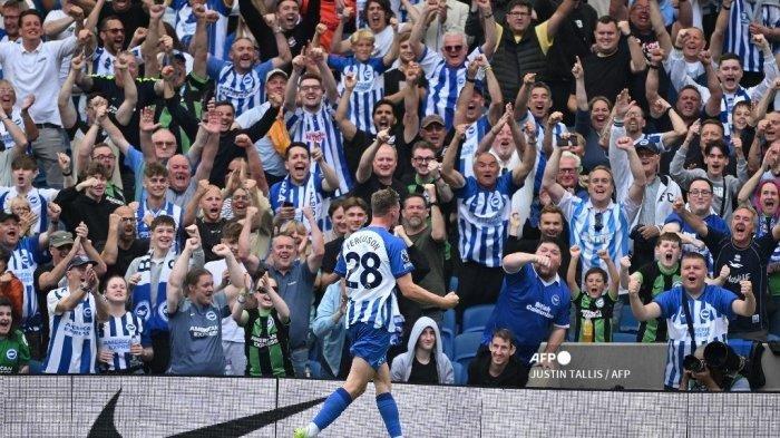 Striker Irlandia Brighton #28 Evan Ferguson merayakan gol keempat timnya selama pertandingan sepak bola Liga Utama Inggris antara Brighton dan Hove Albion dan Luton Town di American Express Community Stadium di Brighton, Inggris selatan pada 12 Agustus 2023.