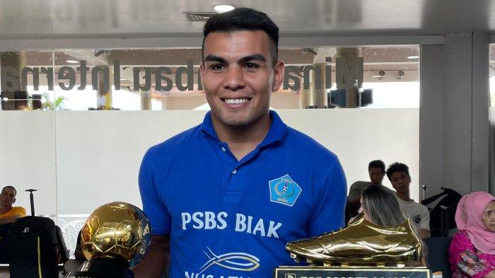 Striker PSBS Biak, Alexsandro dos Santos, membawa trofi top skorer dan pemain terbaik Liga 2 2023/24