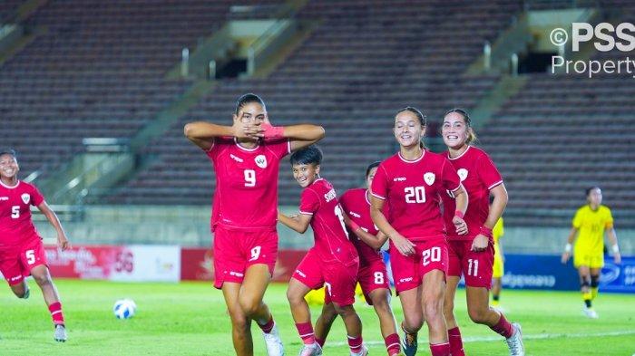 Penyerang Timnas Putri Indonesia, Claudia Scheunemann melakukan selebrasi setelah mencetak gol di Piala AFF Wanita 2024.