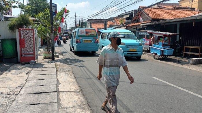 Suasana Jalan Pisangan Lama III, Pulogadung, Jakarta Timur, Rabu (9/8/2023). Sehari sebelumnya, pelajar SMK bernama Muhammad Abidzar (16) saat pulang sekolah jadi korban penyiraman air keras kelompok pelajar lain di jalan tersebut.