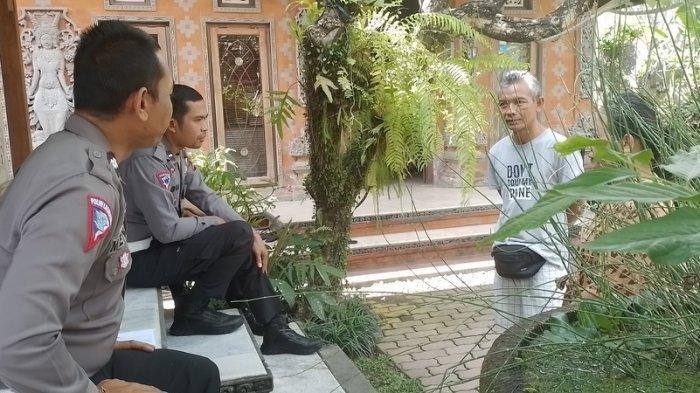 Suasana Villa di Desa Kemenuh, Sukawati, Gianyar, Kamis 25 Januari 2024. Tampak aparat kepolisian mendatangi lokasi kejadian.