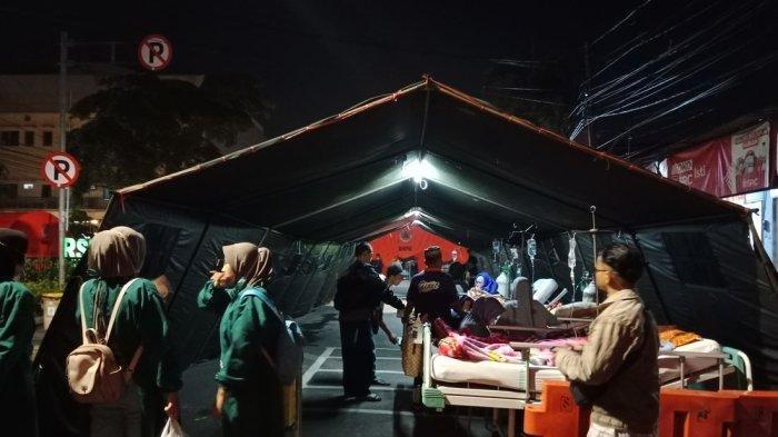 Suasana di area RSUD Sumedang usai kembali diguncang gempa susulan, Senin (1/1/2024) malam.