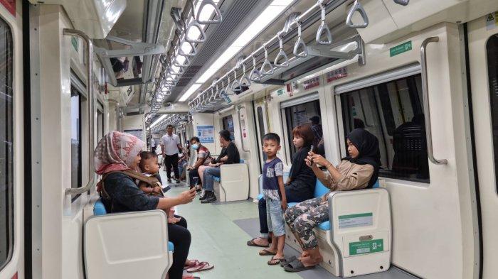 Suasana di dalam LRT Jabodebek di hari pertama beroperasi pada Senin (28/8/2023).