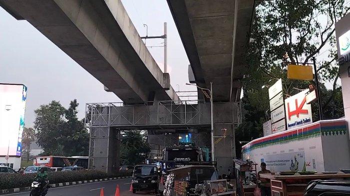 Suasana di sekitar Stasiun MRT Blok M, Jakarta Selatan, setelah insiden crane terjatuh yang menimpa jalur MRT, Kamis (30/5/2024). (1)