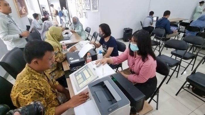 Suasana para timses dan KPPS saat mengecek kondisi kejiwaan di RSUD Tamansari, Jakarta Barat