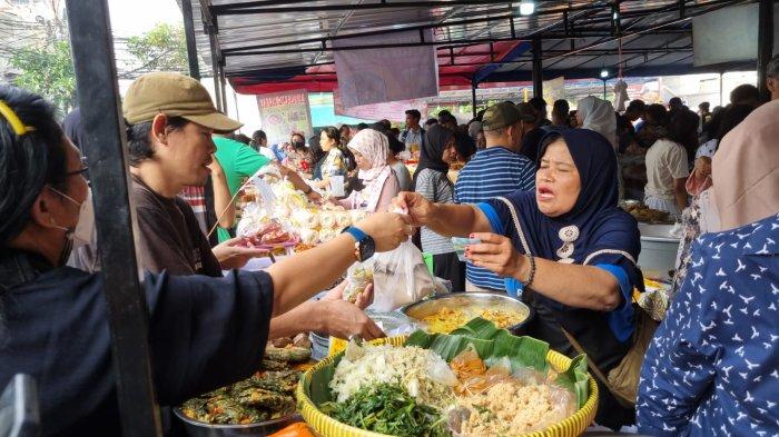 Suasana pasar Ramadan Benhil masih menjadi lokasi favorit warga untuk berbuka aneka makanan berbuka puasa, Selasa (12/3/2024).